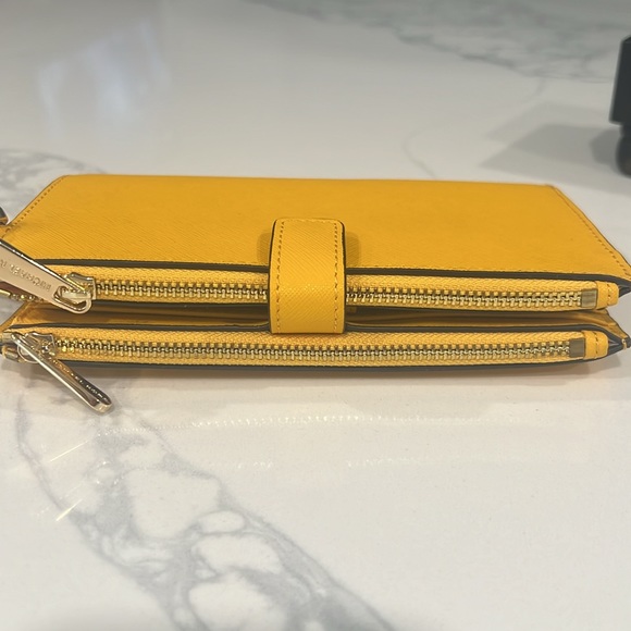 💛Cute. Michel Kors WRISTLET. - Picture 9 of 16